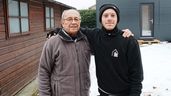 Una imagen del abuelo junto a su nieto