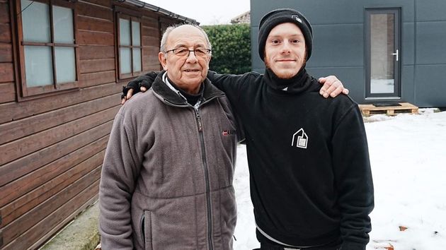 Una imagen del abuelo junto a su nieto