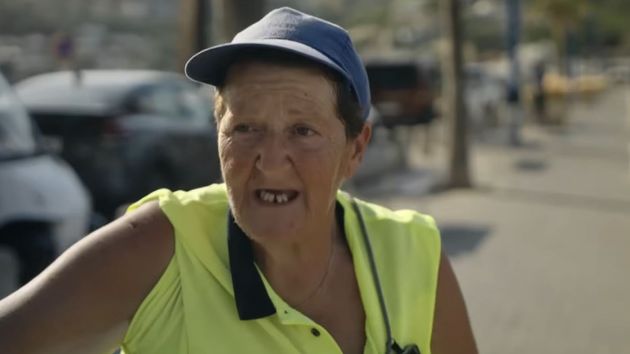 Begoña trabajando en el parking como controladora