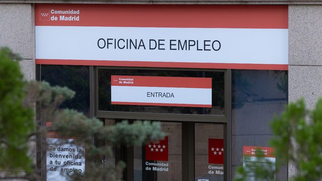 Fachada de una oficina de empleo