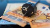 unos billetes de 50 euros y un enchufe