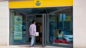 Persona entrando en una oficina de Correos