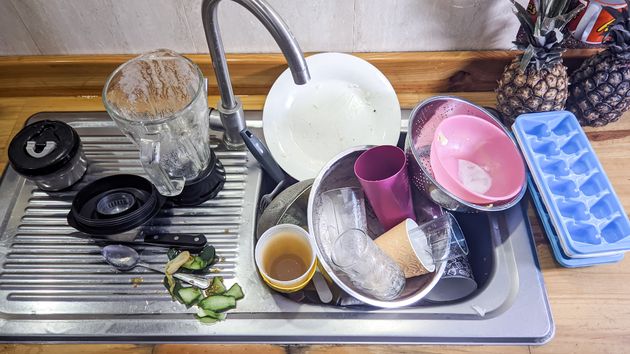 Un fregadero con platos sucios