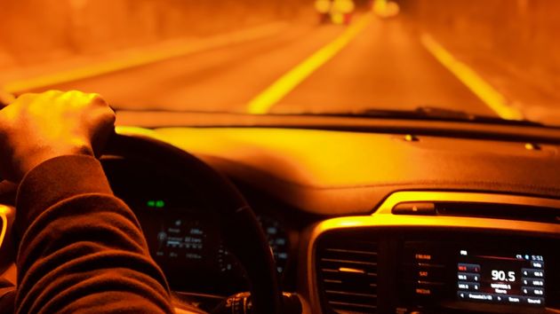 Una persona conduciendo de noche