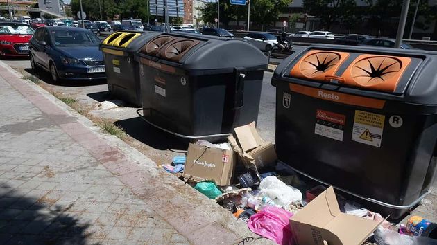 Varios contenedores de basura 