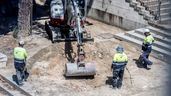 Varias personas trabajan al aire libre