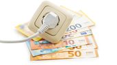 un enchufe con billetes de euros