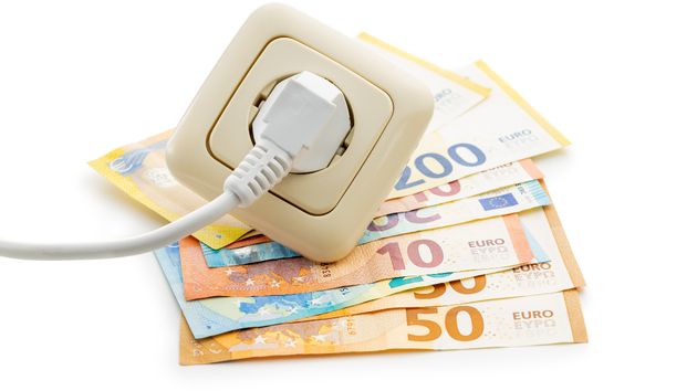 un enchufe con billetes de euros