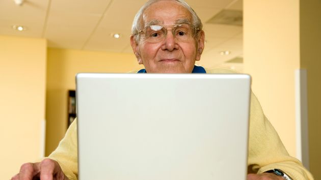 Anciano consultando ordenador