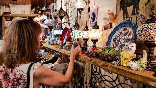 Una mujer en una tienda de antigüedades