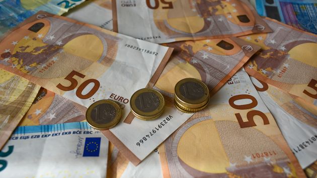Varias monedas y billetes