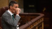 Pedro Sánchez bebiendo agua