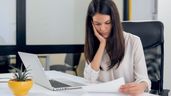 Una trabajadora aleatoria concentrada leyendo un documento