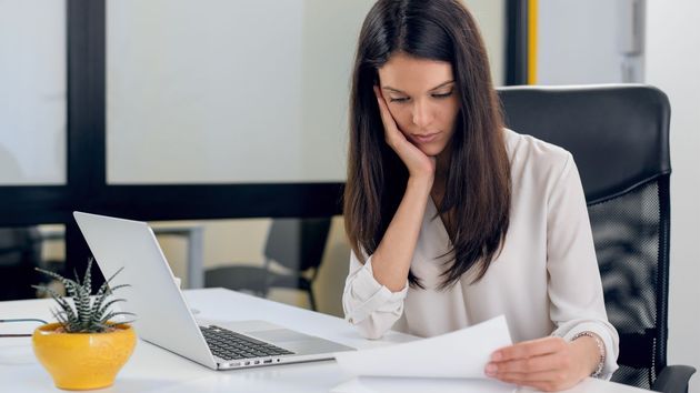 Una trabajadora aleatoria concentrada leyendo un documento
