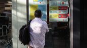 Hombre mirando cartel en una oficina de empleo