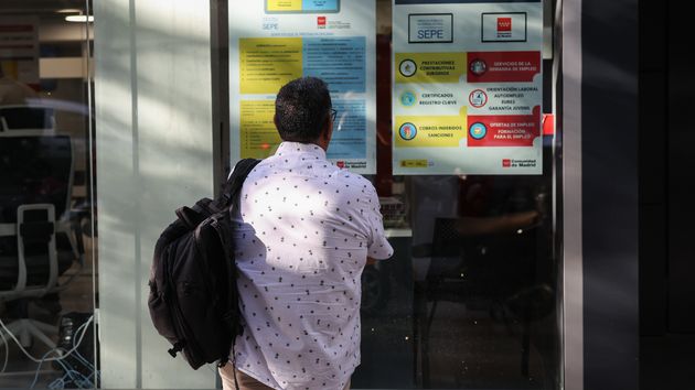 Hombre mirando cartel en una oficina de empleo
