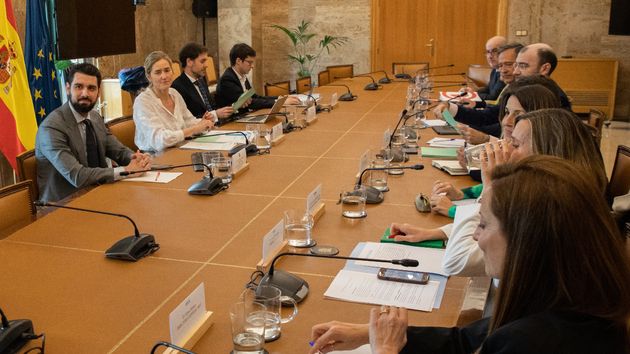 Sara Aagensen junto a representantes de las petroleras