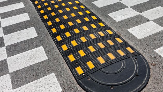 Un badén en una calle 