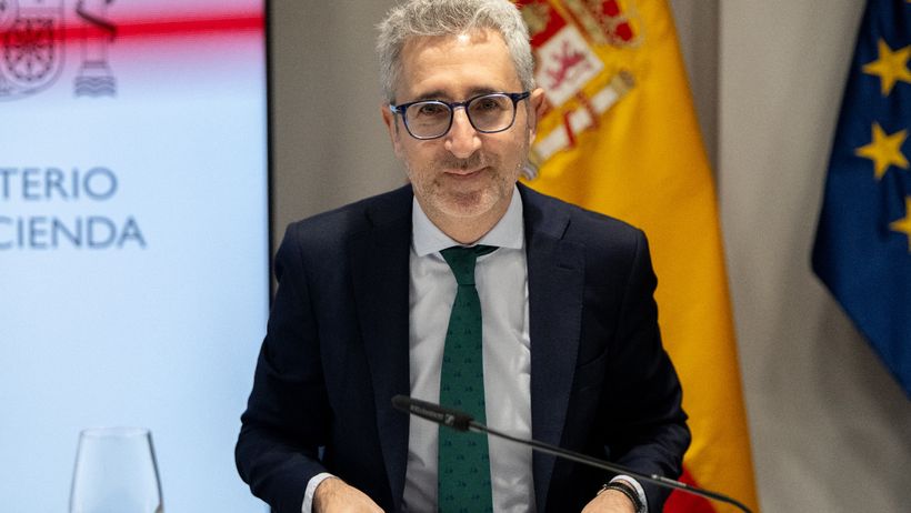 Hacienda aclara que si un padre dona dinero a un hijo que vive en el extranjero, tendrá que pagar el Impuesto de Donaciones en España si el dinero estaba aquí