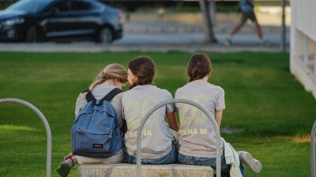 Varias alumnas esperando entrar a clase