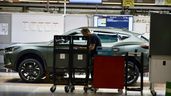 Trabajador de Seat en la cadena de montaje