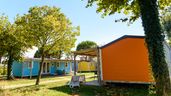 Varias casas prefabricadas en un terreno