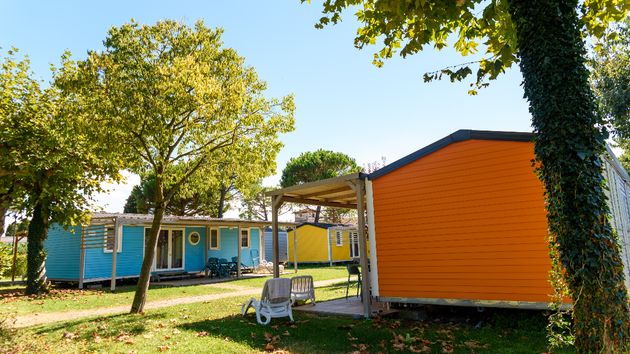 Varias casas prefabricadas en un terreno