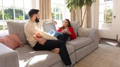 Una pareja en el salón de una casa