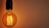Bombilla encendida precio de la luz