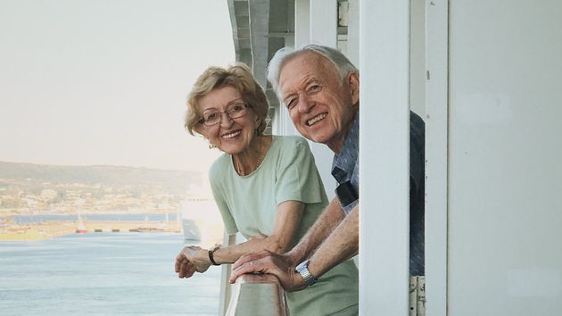 Pareja sonriendo de viaje