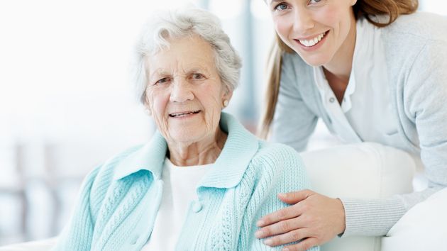 Imagen ilustrativa de una anciana junto a su cuidadora 