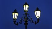 una farola encendida