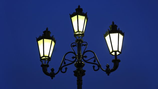 una farola encendida