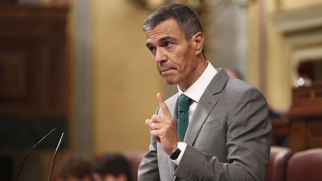Sánchez serio gesticulando con las manos