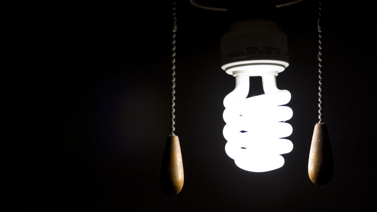 El precio de la luz hoy martes 8 de septiembre en el PVPC baja pero sigue habiendo franjas por encima de los 300 euros