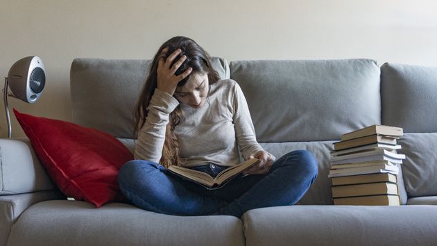 Una joven leyendo