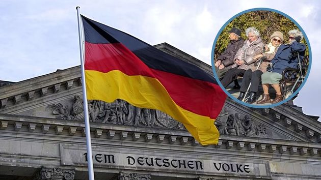 Bandera de Alemania junto a un grupo jubilados