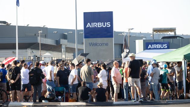 Trabajadores de Airbus se concentran a las puertas de la sede de Getafe