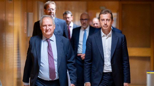 Jordi Hereu junto a miembros de la empresa y sindicatos