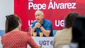 Pepe Álvarez en el desayuno informativo, delante de varios periodistas