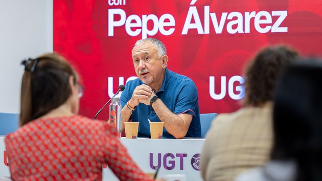 Pepe Álvarez en el desayuno informativo, delante de varios periodistas