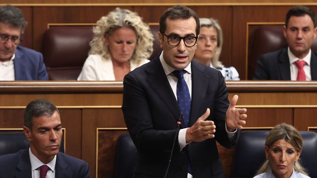 Carlos Cuerpo gesticulando