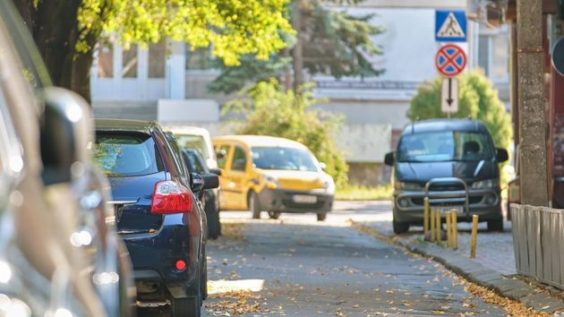 Coches aparcados en la calle