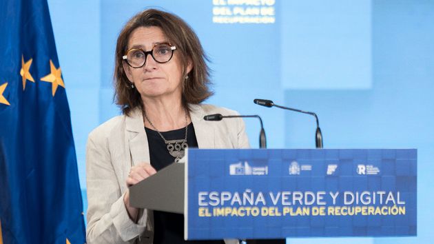 Teresa Ribera en un atril donde se lee 'España verde y digital'