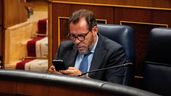 Óscar Puente, ministro de Transportes y Movilidad Sostenible revisando el móvil