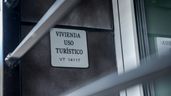 Imagen representativa de la placa de una vivienda de uso turístico