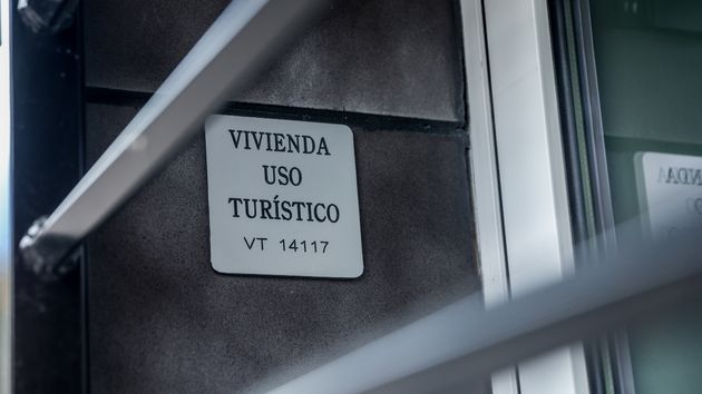 Imagen representativa de la placa de una vivienda de uso turístico