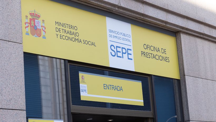 Una beneficiaria empieza a cobrar el subsidio para mayores de 52 años, el SEPE admite que lo aprobó por error al no consultar la vida laboral, exigiéndole devolver 8.781 euros y la justicia lo anula