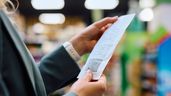 mujer revisando el ticket de compra