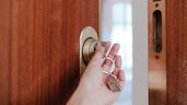 Una persona abriendo una puerta 